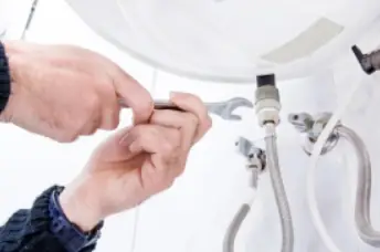Raccordement des conduites d'un chauffe-eau électrique
